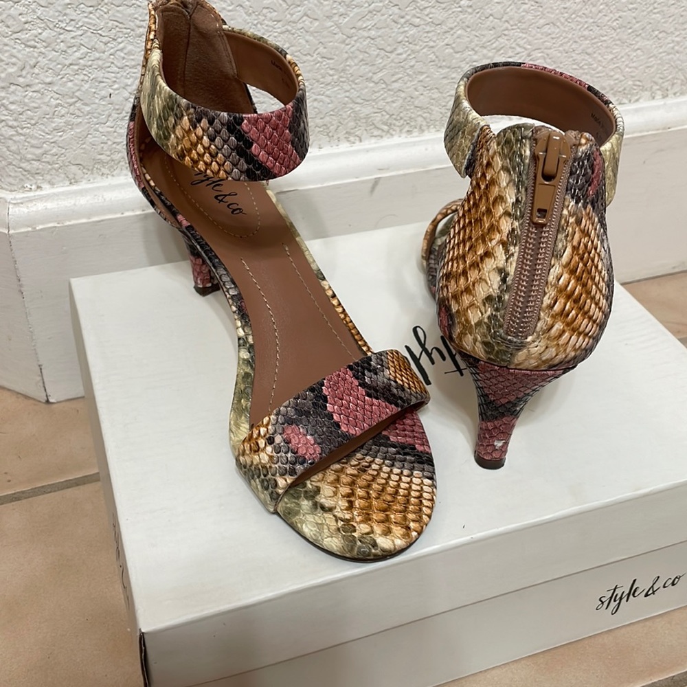 Style & Co. multi color snake skin print size 5.5